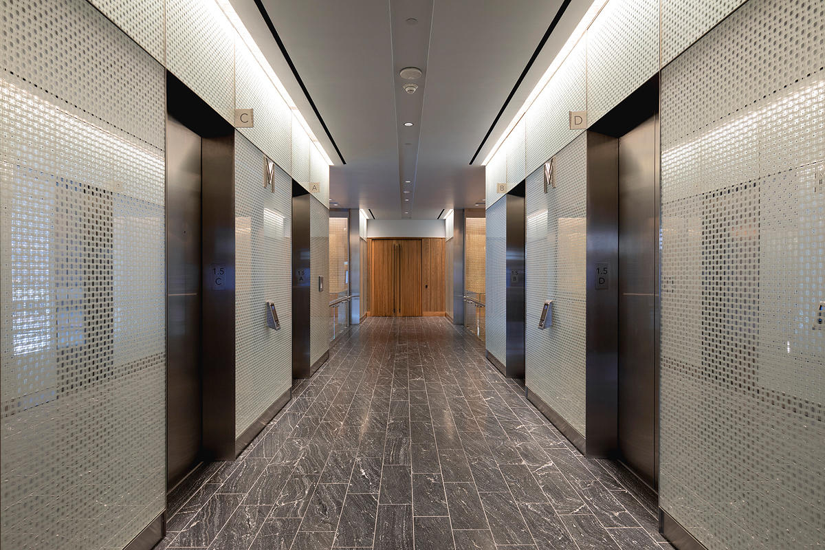 FSRT647 Система обшивки стен Levelr с панелями из вивихромного хромового стекла с прослойкой индивидуального цвета, показанная в конфигурации «отражающий» с отделкой pearlex +, нержавеющая сталь с отделкой «горный хрусталь» и открывающиеся ребра из нержав Forms-surfaces 