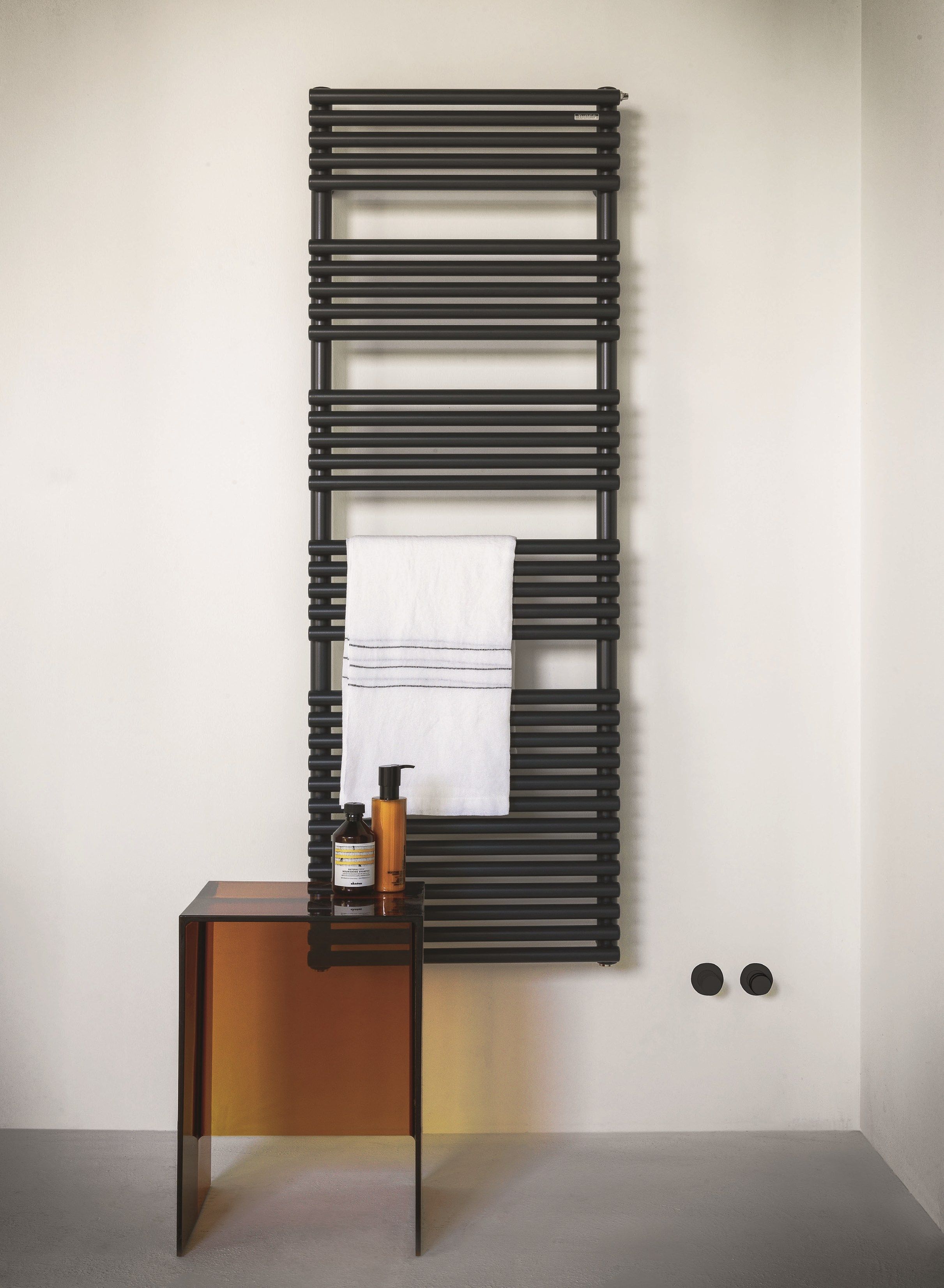 Настенный вертикальный полотенцесушитель с клапанами Tubes основы ARCH-00043309 - Вид №3