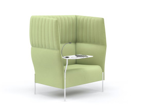 Тканевое кресло с высокой спинкой