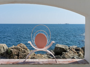 Стальной садовый стул с подлокотниками