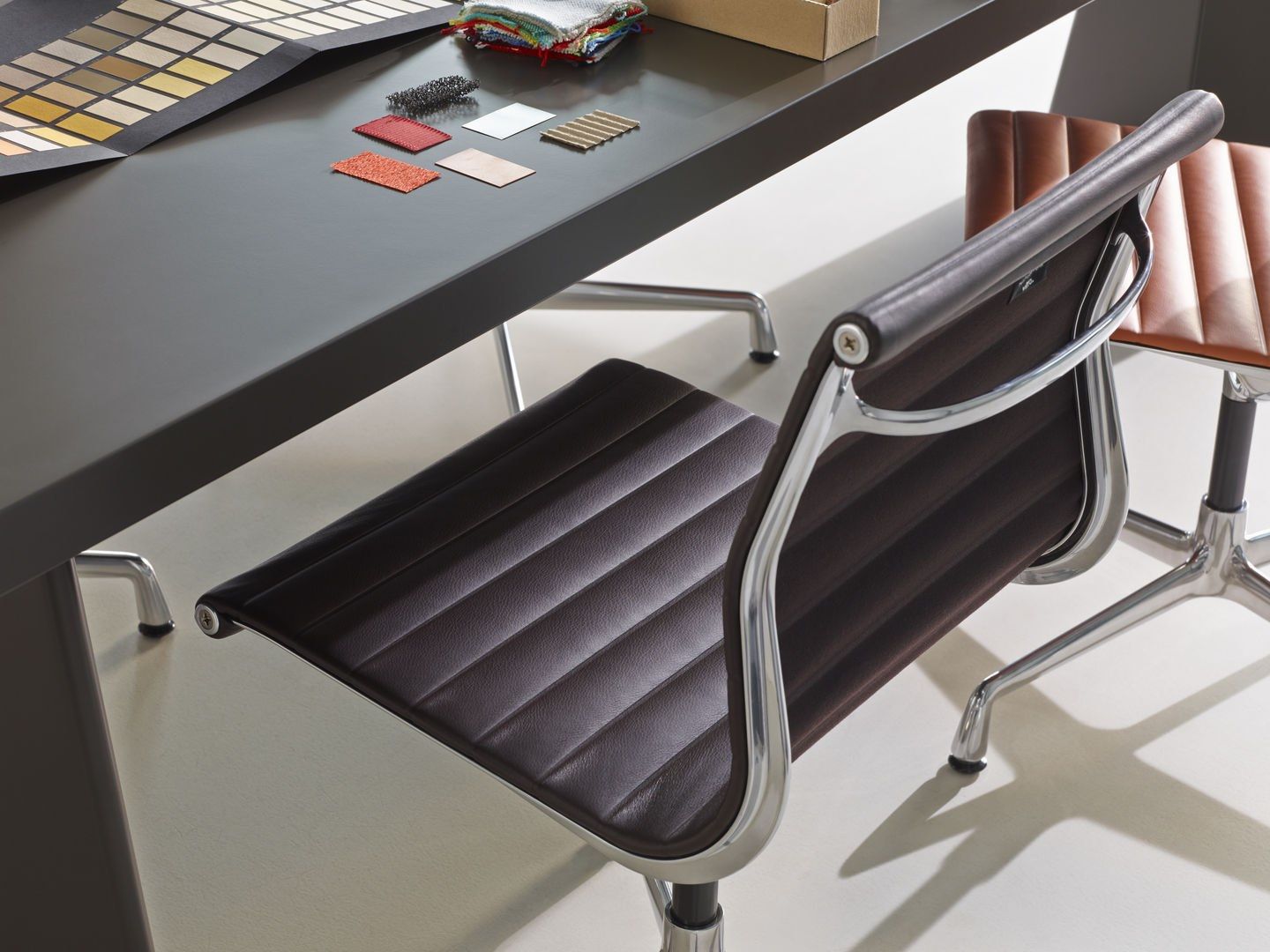 Тканевый стул с подлокотниками VITRA Eames Aluminium Group ARCH-00057694 - Вид №7
