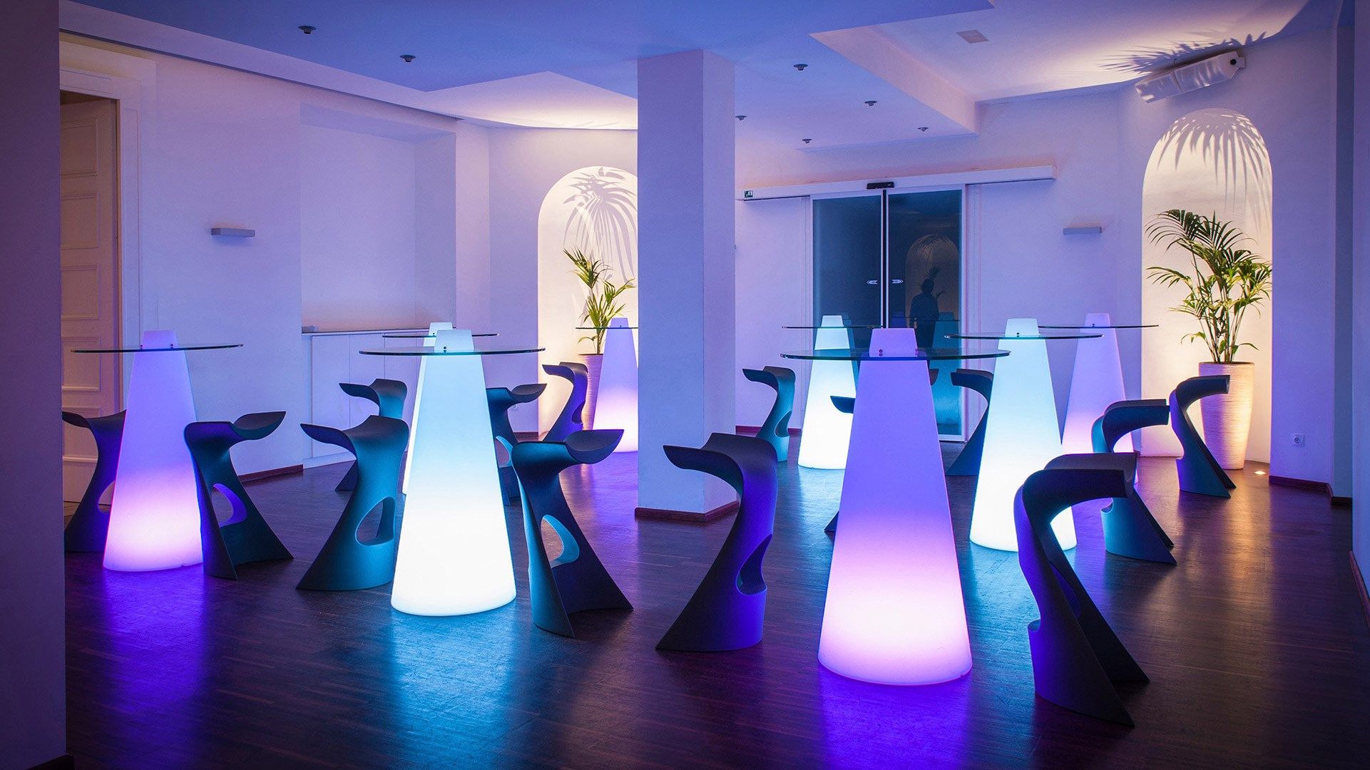 Высокий стол из полиэтилена для контракта SLIDE PEAK ARCH-00101759 - Вид №4