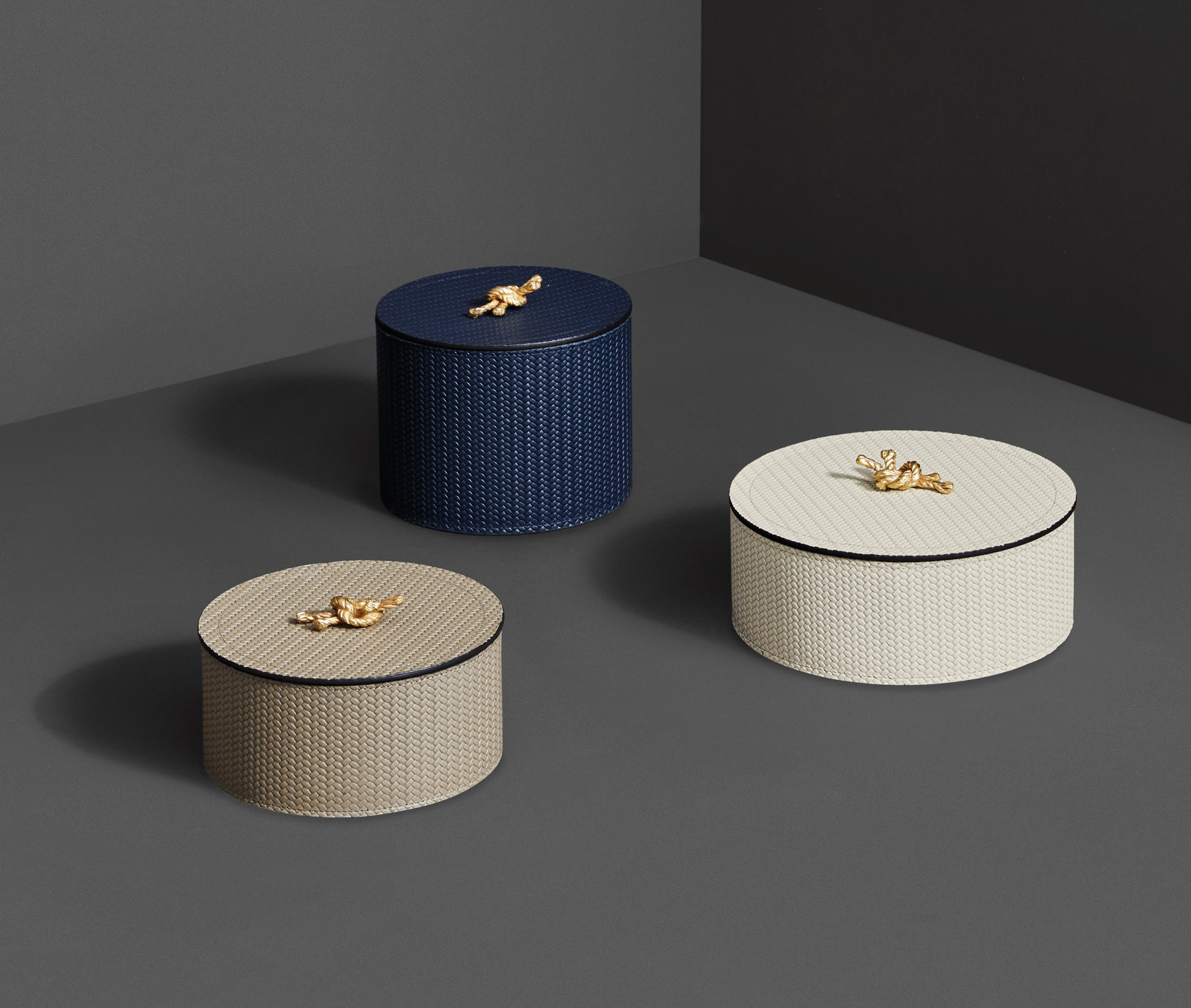 Круглая коробка Thalia - Ø 17XH8 см / металлическая отделка_хром / ari-leather_light-grey Pinetti 00.1124.037.083 - Вид №5