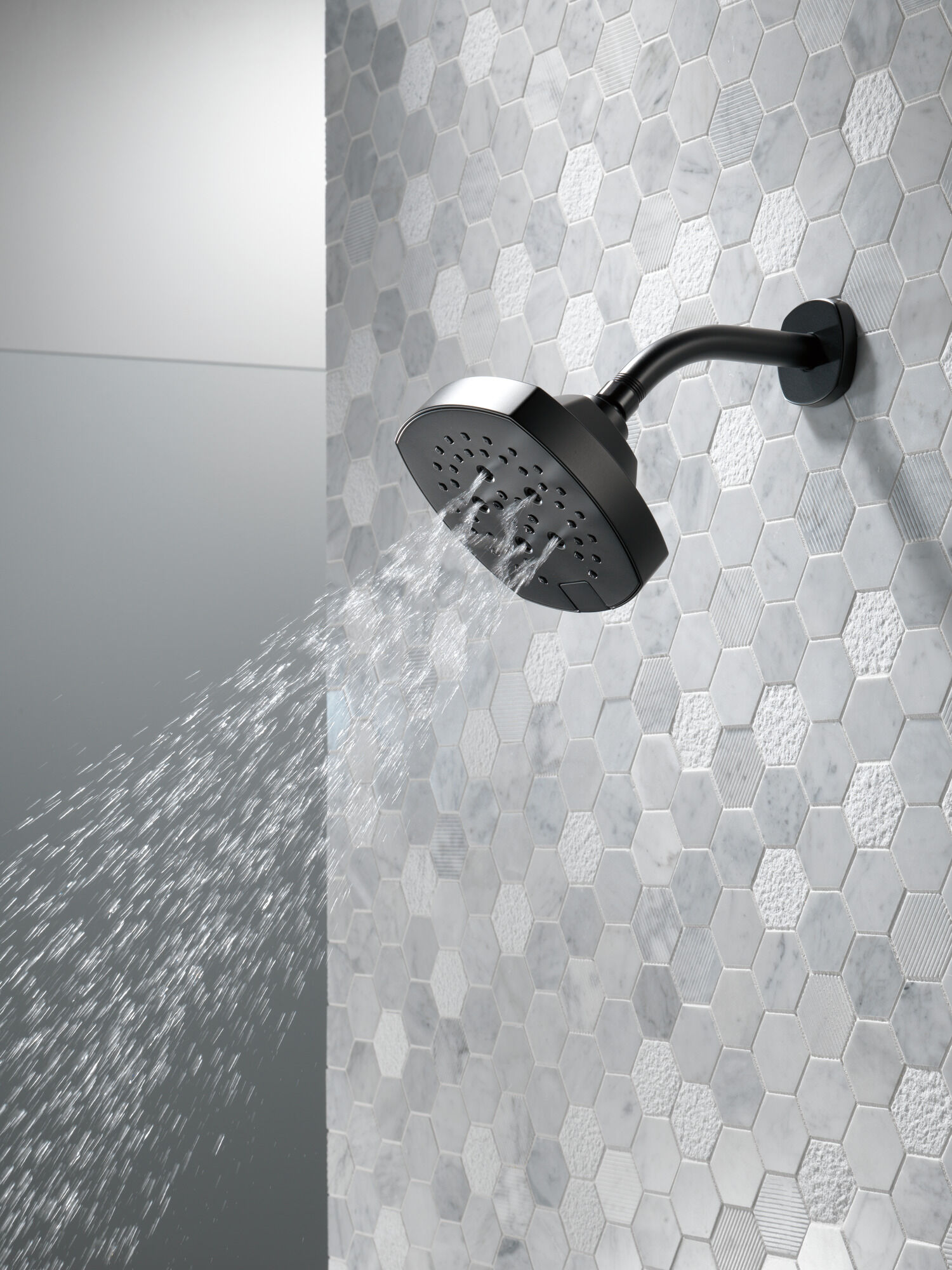 52663-BL Насадка для душа H2Okinetic с 5 настройками Delta Faucet Universal Showering Матовый черный  - Вид №7