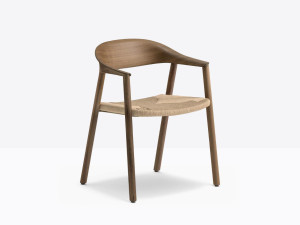 Деревянный стул с подлокотниками