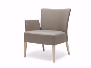 Тканевое кресло с подлокотниками