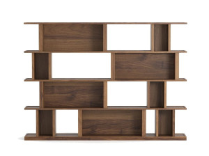 Самонесущий книжный шкаф из массива дерева