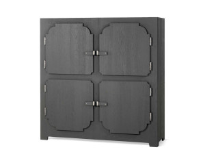 Шкаф из массива дерева с распашными дверцами