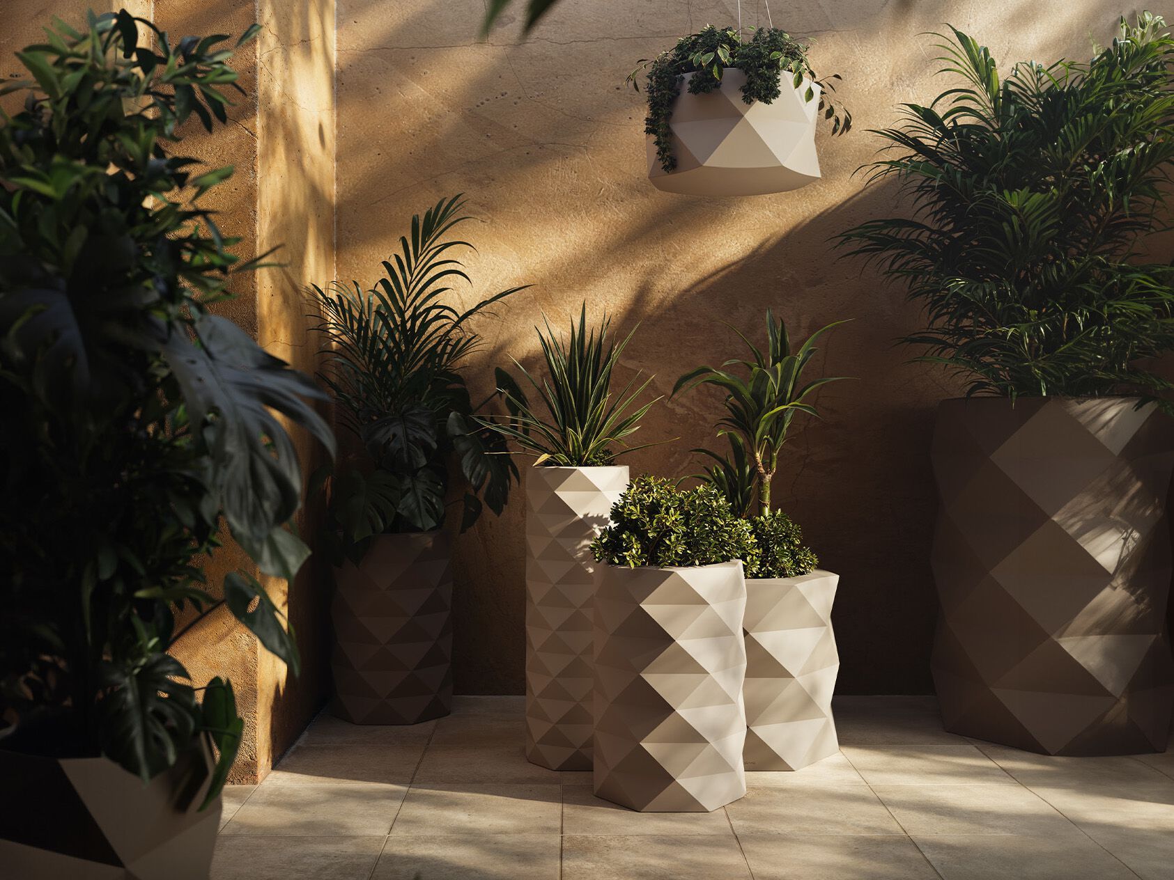 Яркий высокий садовый горшок Vondom Marquis ARCH-00005317