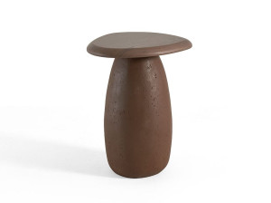 Высокий деревянный журнальный столик