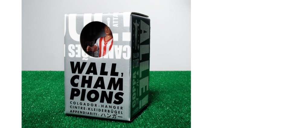 057807 Вешалка 1, золотой футболист RS Barcelona Champions Santreyd 