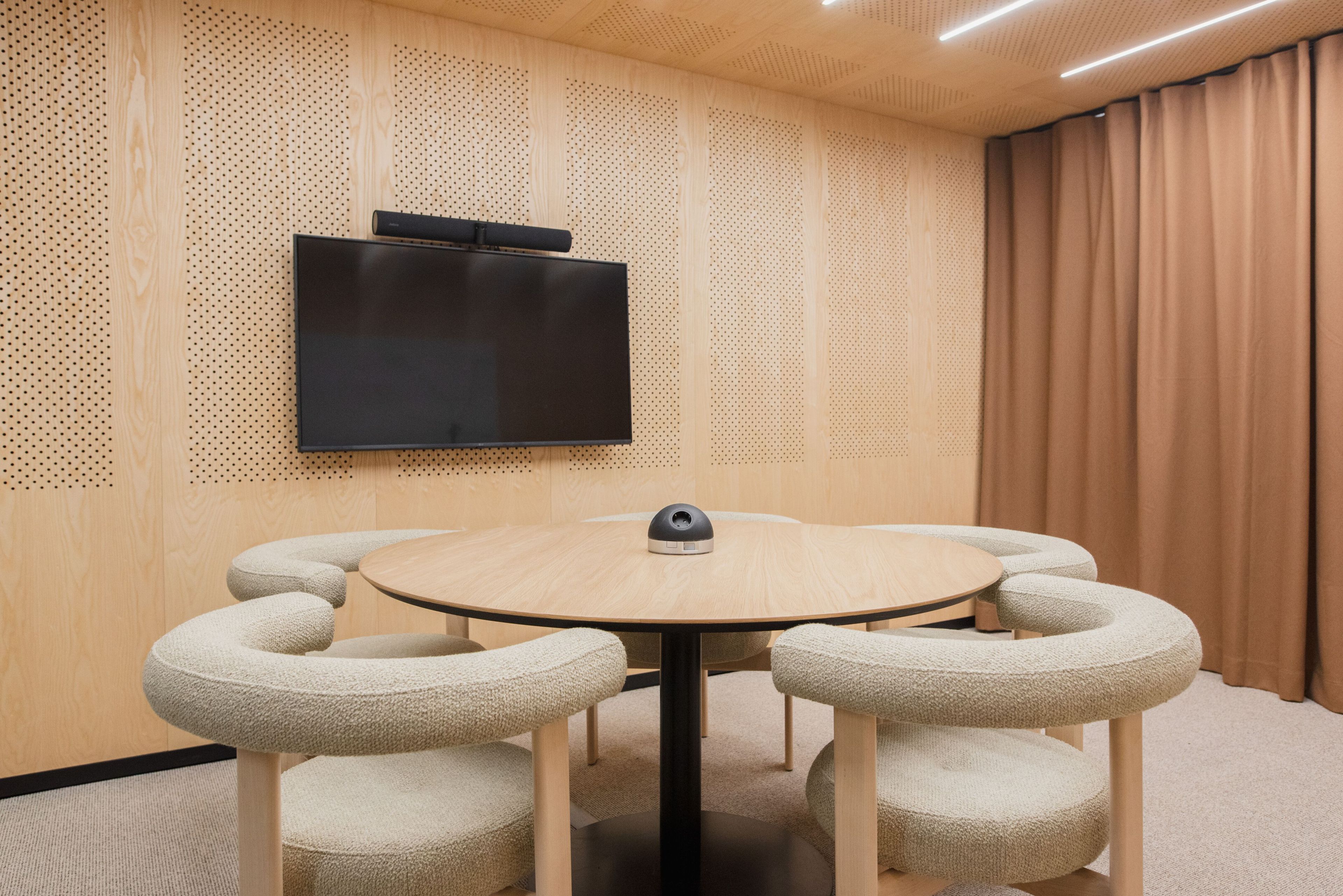 Круглый ламинированный стол для встреч с электрической розеткой Taiga Concept мебель ARCH-00083252 - Вид №2