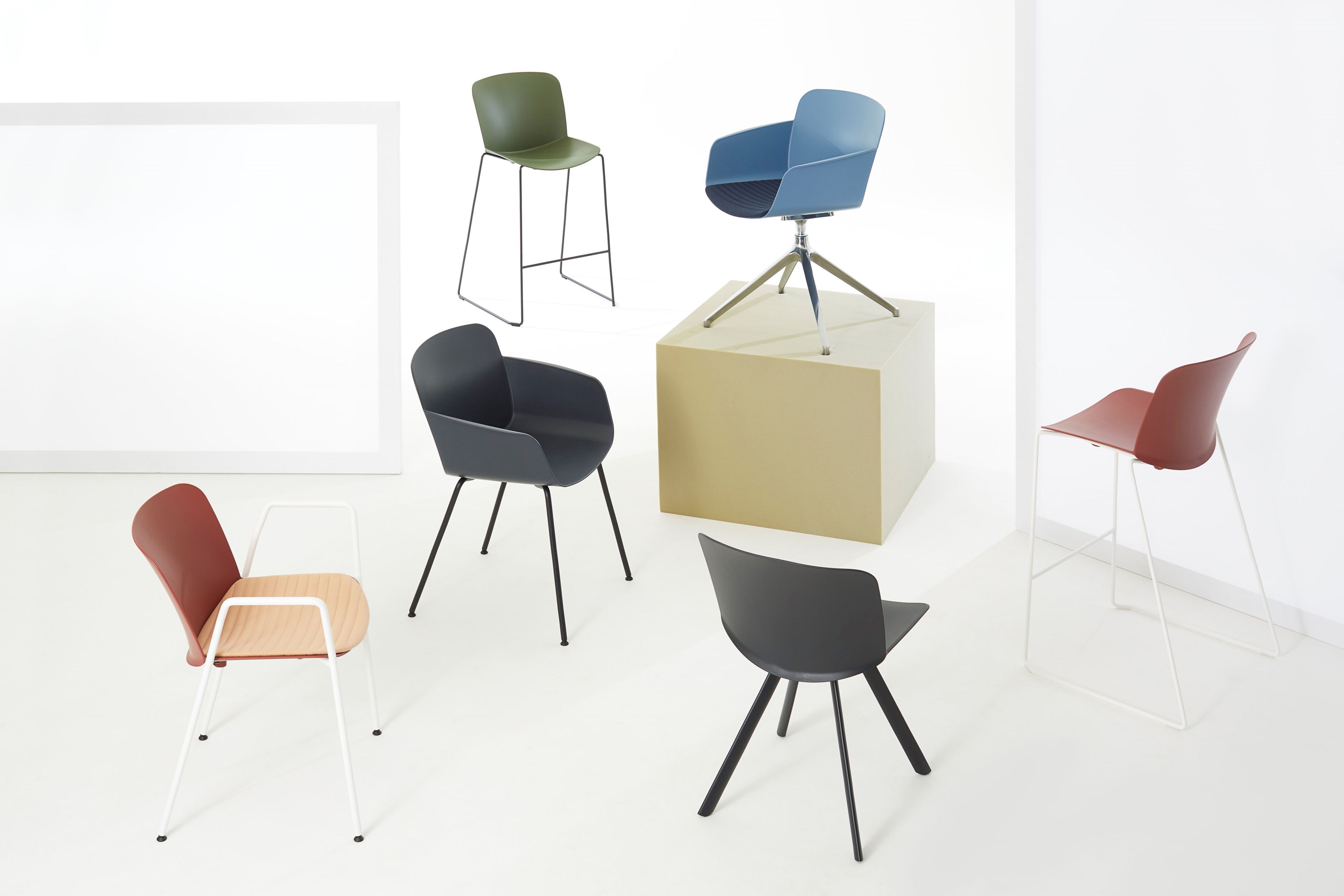 Вращающееся кресло на полипропиленовом насесте VAGHI свободное кресло ARCH-00089750 - Вид №3