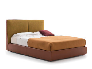 Мягкая кровать с высоким изголовьем