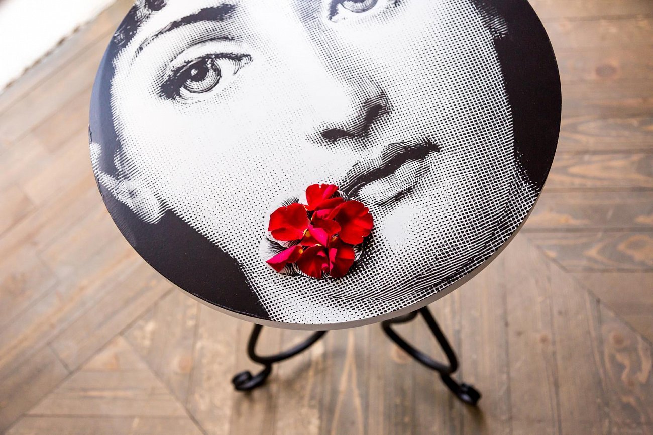 Кофейный столик круглый черно-белый с рисунком 50 см "Комплимент" Fornasetti BYOBJECT FORNASETTI 014303 Белый;черный Object Desire  - Вид №4