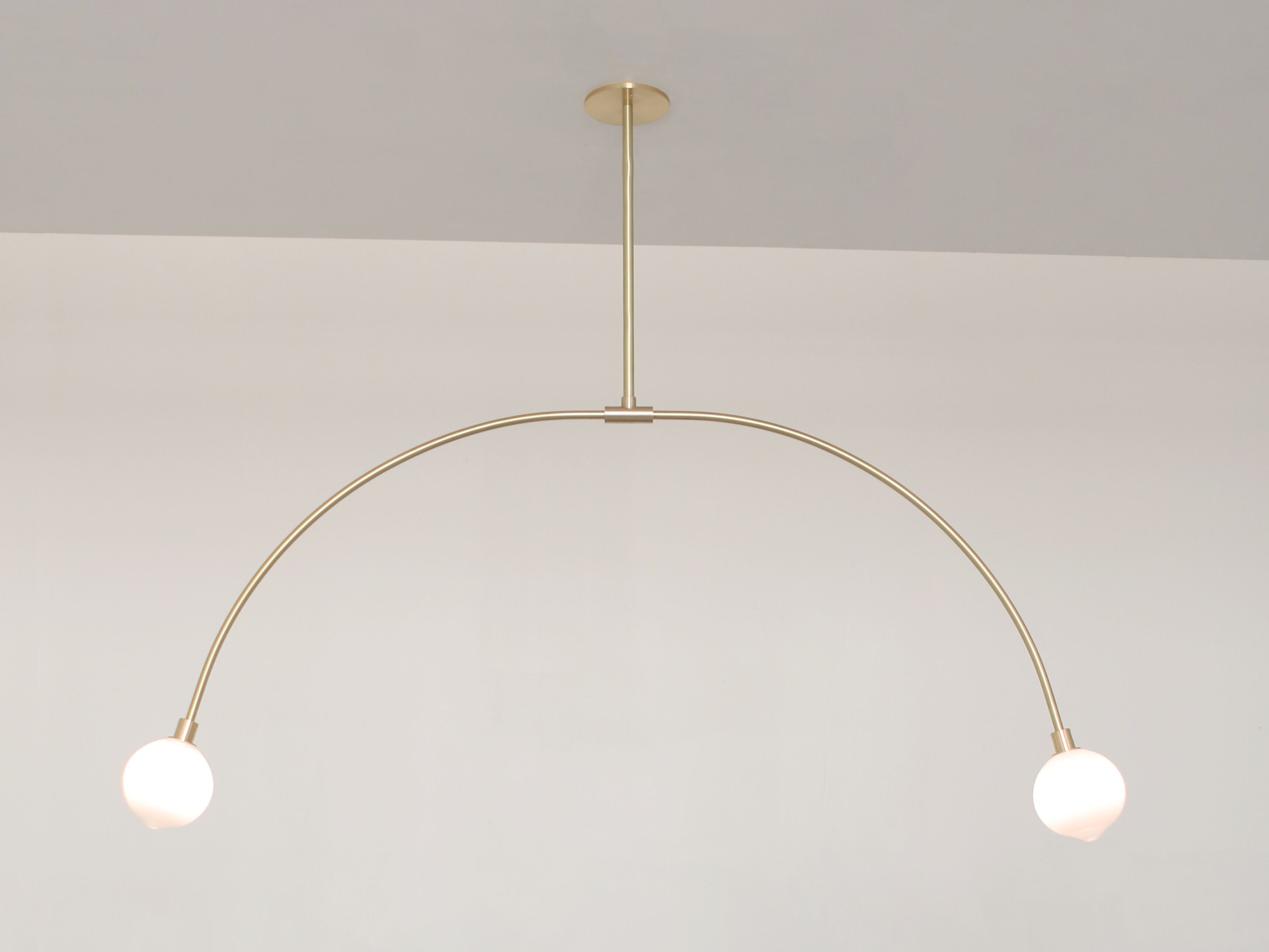 Подвесной светильник из латуни и выдувного стекла SkLO Balance ARCH-00129491