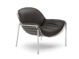 Кожаное кресло с подлокотниками