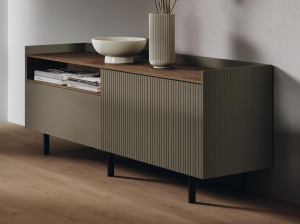 Деревянный шкаф с распашными дверями