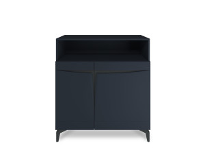 Деревянный шкаф с распашными дверцами