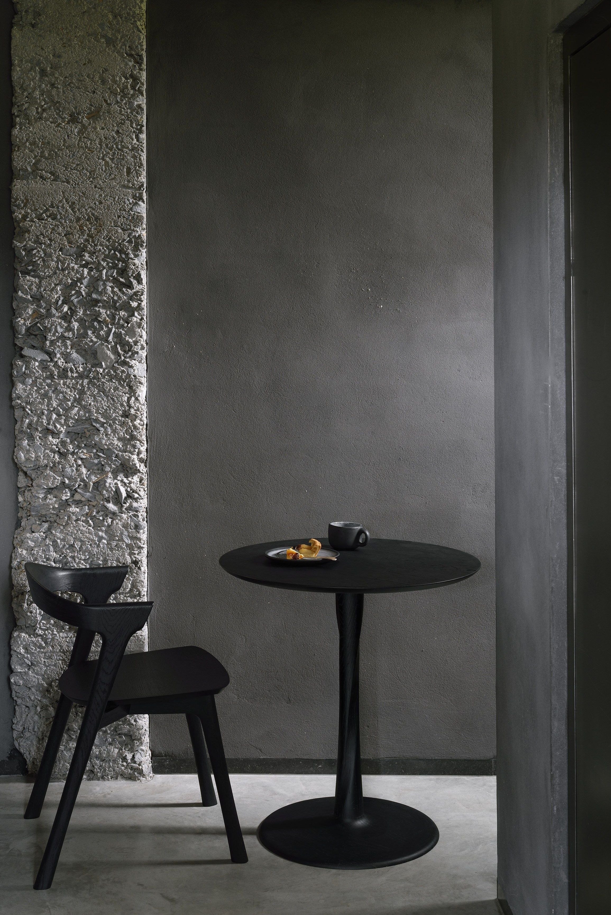 Круглый дубовый обеденный стол Ethnicraft Torsion ARCH-00076430 - Вид №2