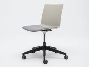 Регулируемый по высоте пластиковый стул с мягким сиденьем