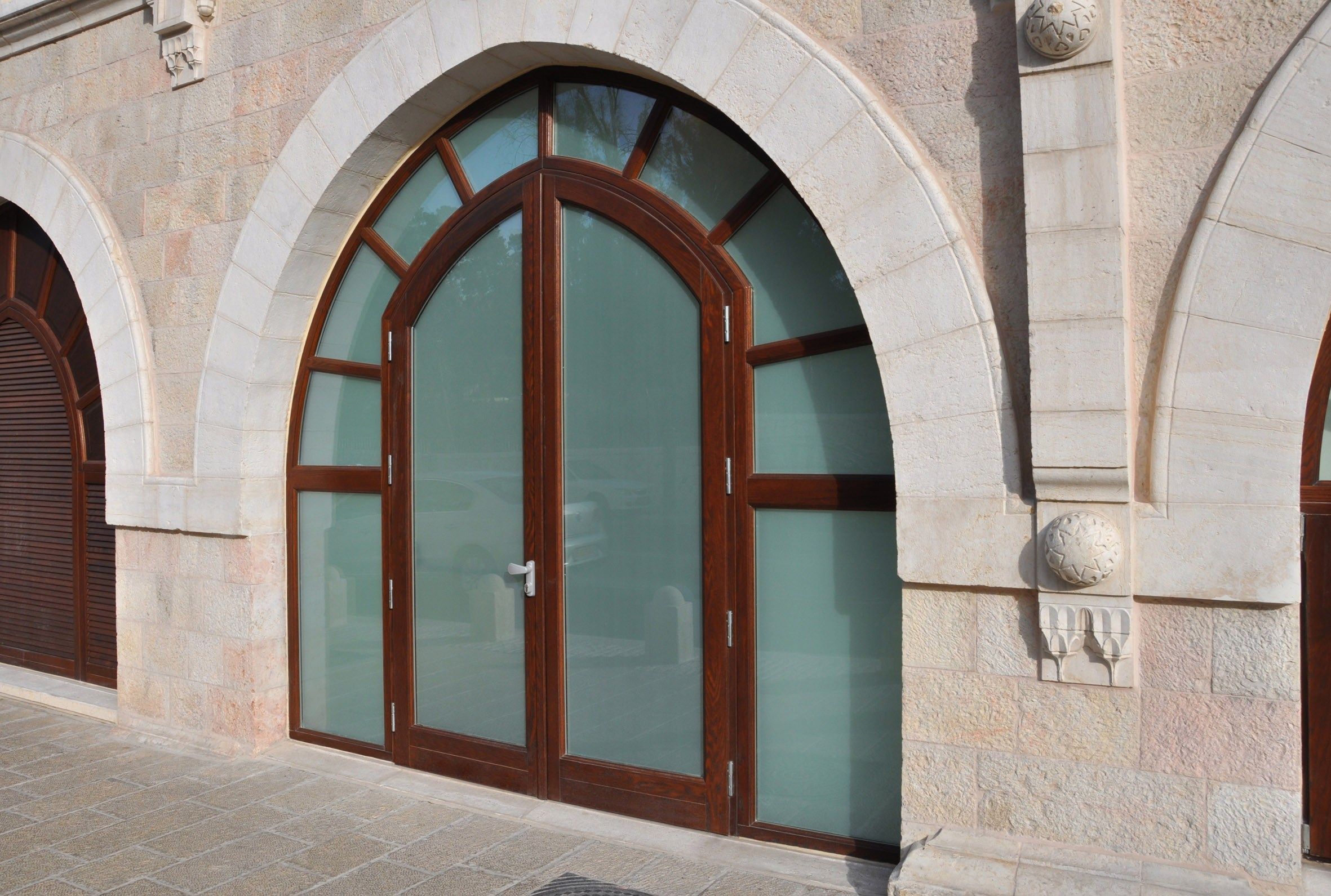 Подгонянная твердая деревянная входная дверь NAVELLO первые входные двери ARCH-00026568 - Вид №2