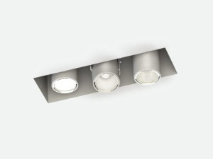 Несколько металлических светодиодных утопленных прожекторов