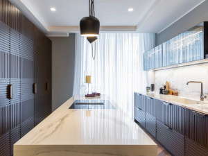 Двусторонняя линейная кухня с центральным островом