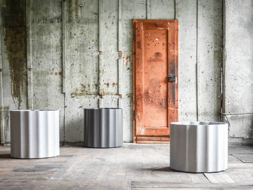 Бетонный садовый горшок с канавками SWISSPEARL Softline ARCH-00145771