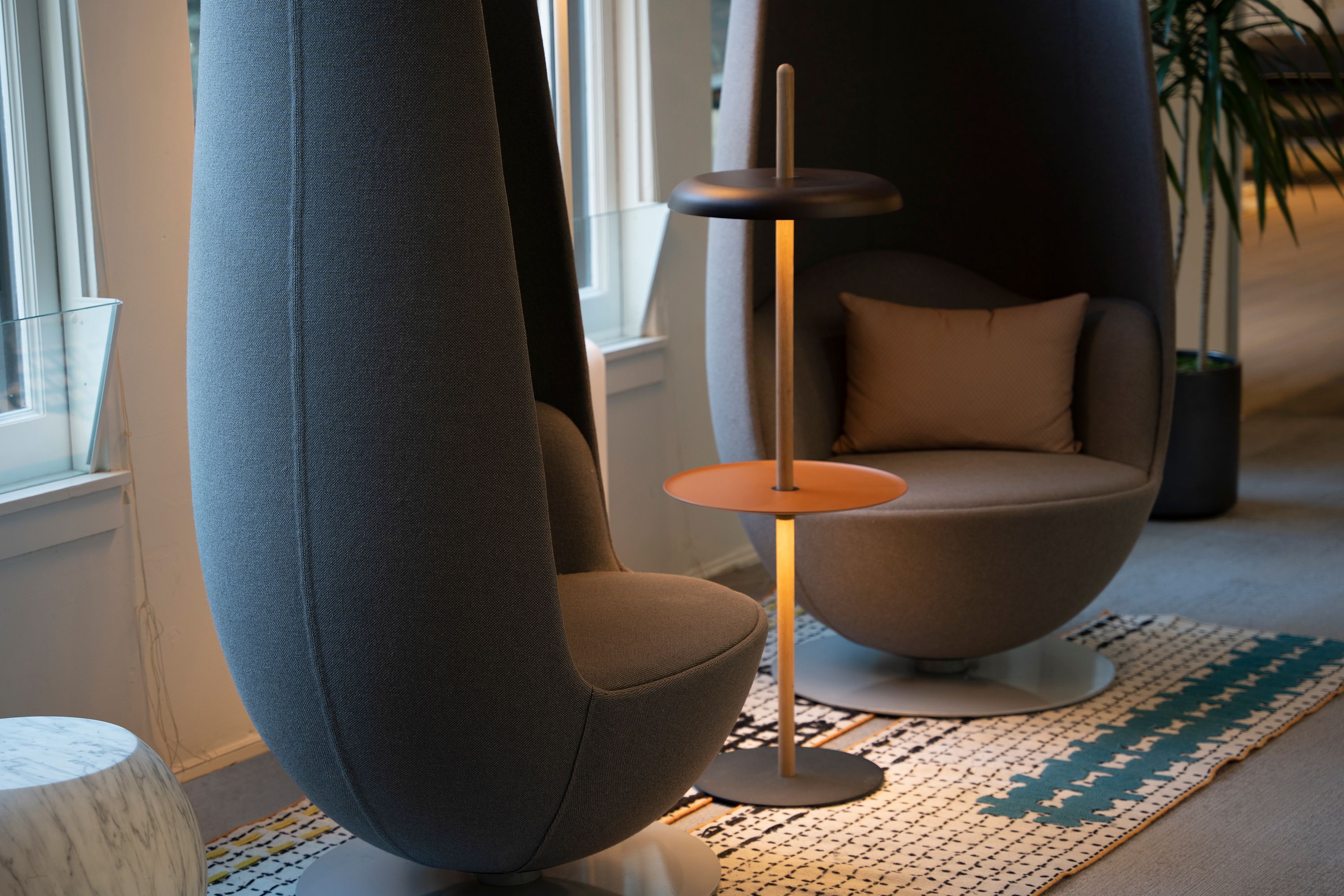 Аккумуляторная светодиодная напольная лампа с полкой Pablo Designs Nivél ARCH-00054483 - Вид №1