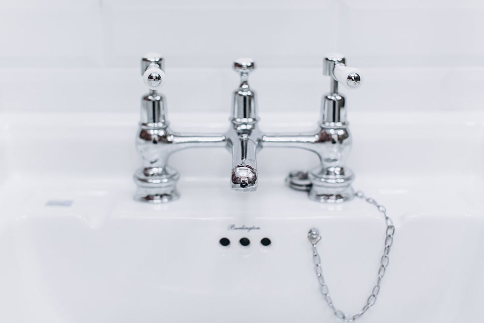 Смеситель для раковины на 2 отверстия Regent, с пробкой и цепочкой [BIR10] Regent Burlington T16-QT, T3, T4B-2 - Вид №3