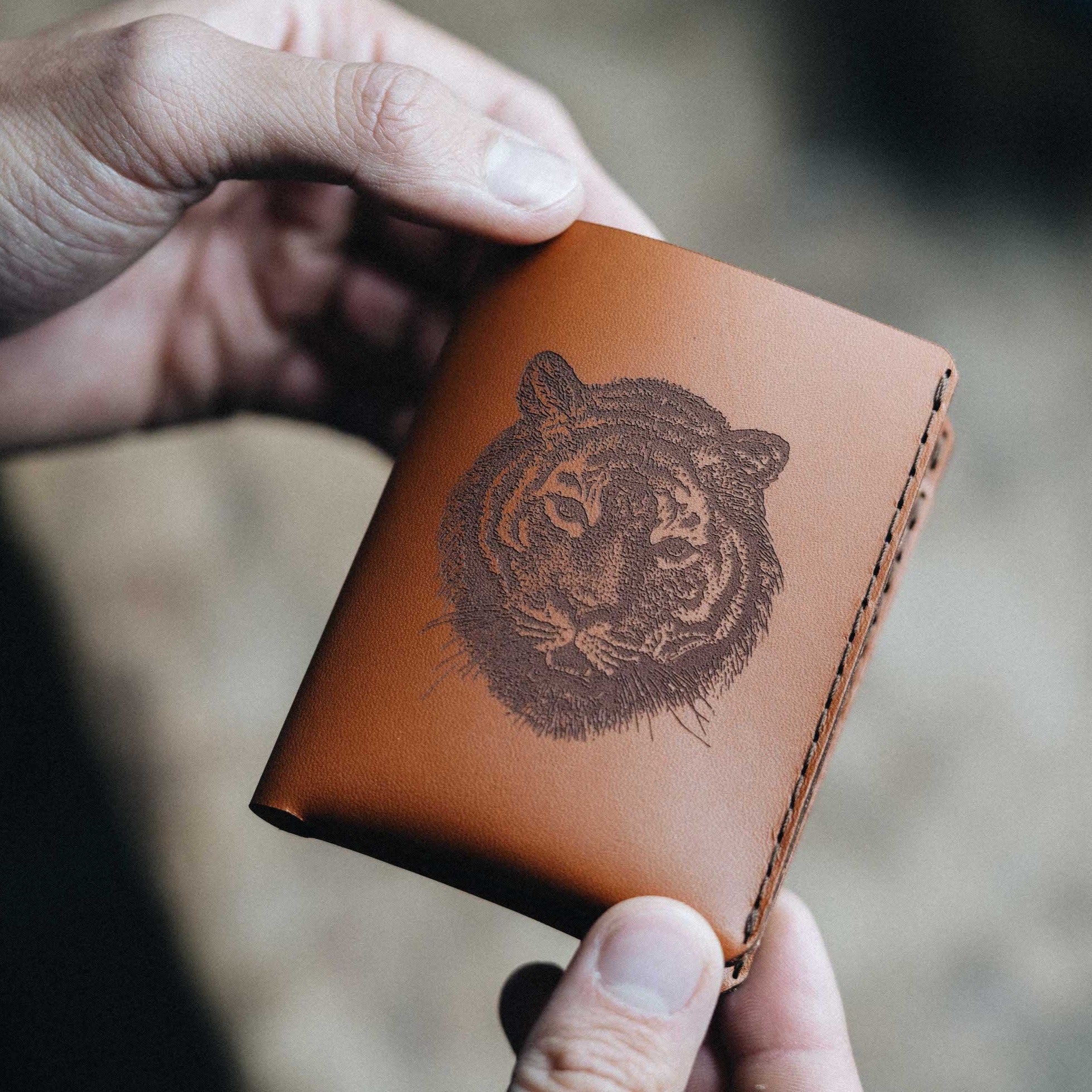 W106WHIS-5AM X 5AM Иллюстрация - Кошелек Winston - Виски Wingback  - Вид №3