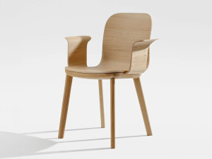 Деревянный стул с подлокотниками