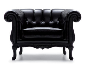 Кожаное кресло с подлокотниками