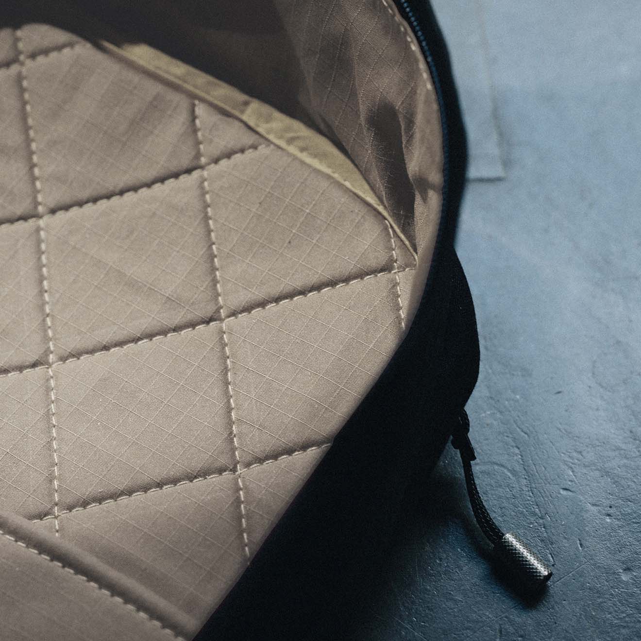 W301BLA-CHA-BRA Everyday Pack 21L - Древесный уголь / Латунь Wingback  - Вид №25