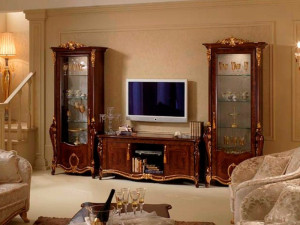 Деревянный шкаф для телевизора в классическом стиле