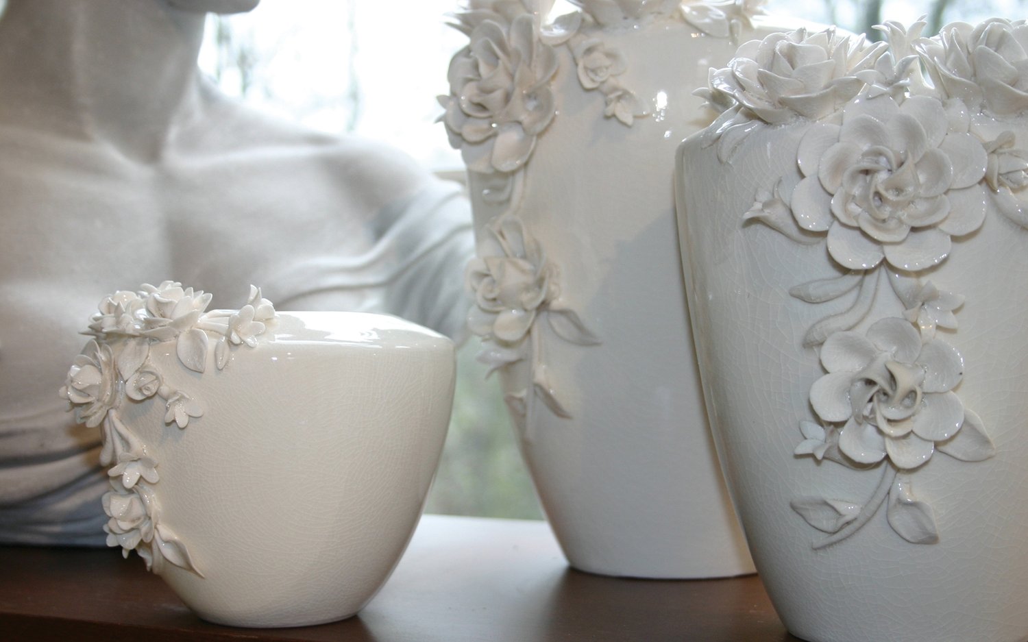 8161 778 a3 Декоративная керамическая ваза с орнаментом роза, 21 см, бежево-белая H-andreas 