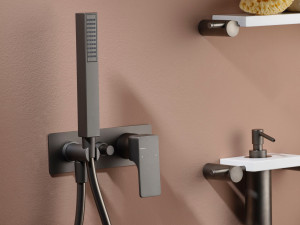 Настенный смеситель для ванны с ручным душем