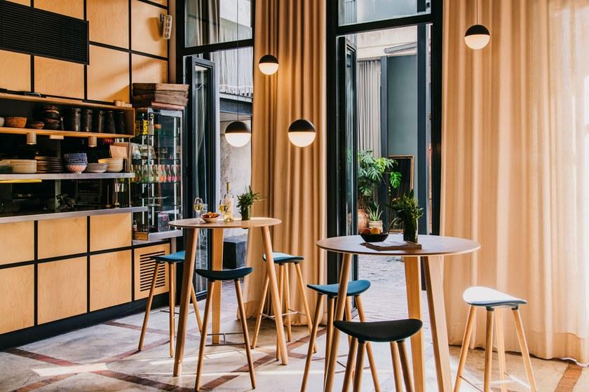 ENEA Высокий табурет с подставкой для ног из дуба и полипропилена Coma wood sun-id-1438429 - Вид №4