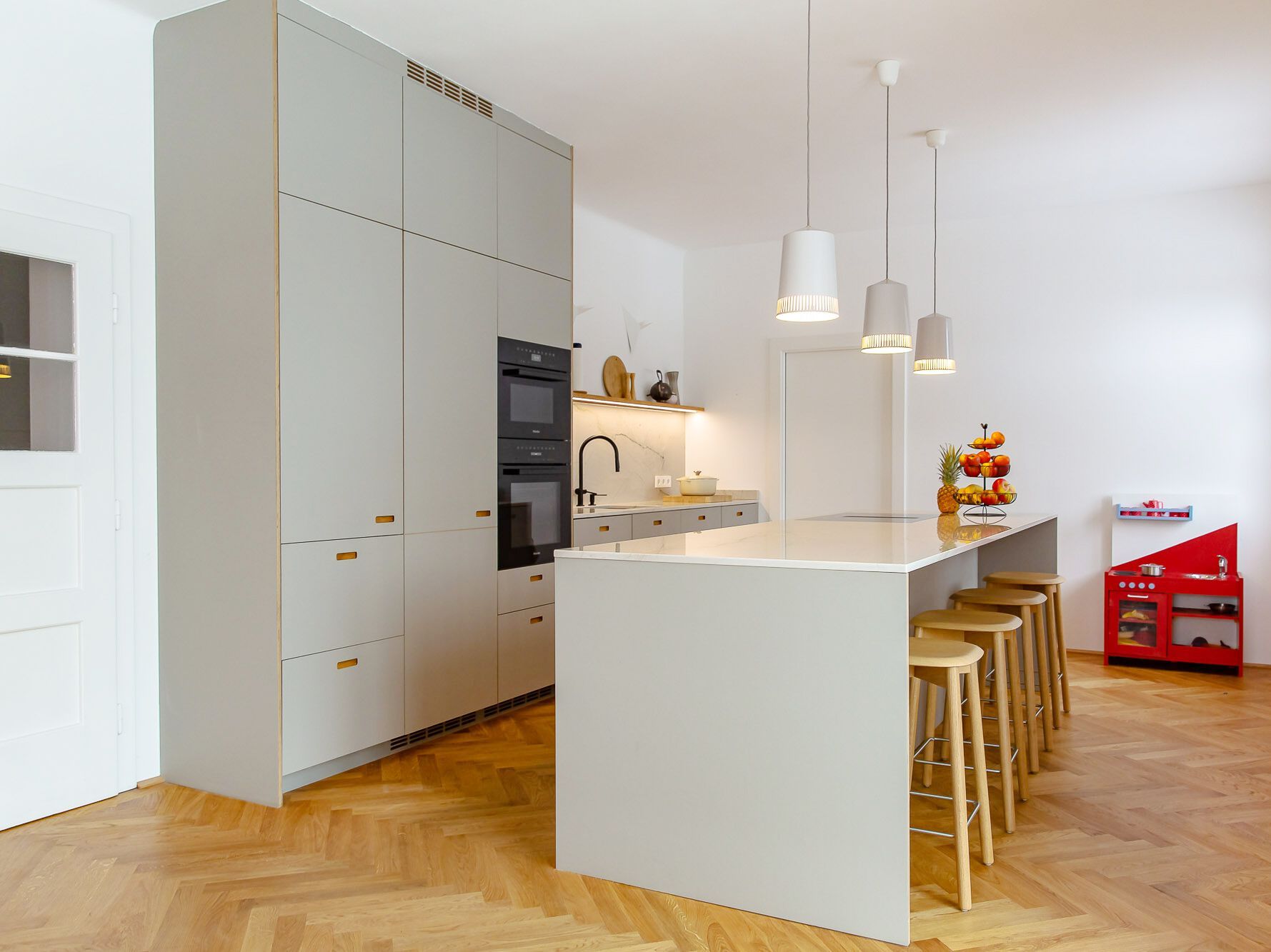 Линейная линолеумная секционная кухня с островом Neuvermoebelt SMART LINE KITCHEN SYSTEMS ARCH-00145035