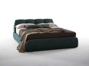 Двуспальная кровать с кожаной обивкой