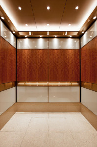 FSRT780 Интерьер лифта Levele-106 с основными панелями, облицованными нестандартным деревянным шпоном; вивихромовое хромисовое стекло с прослойкой нестандартного цвета и стандартной отделкой; панели перил из плавленой бронзы, сатинированная отделка на час Forms-surfaces 