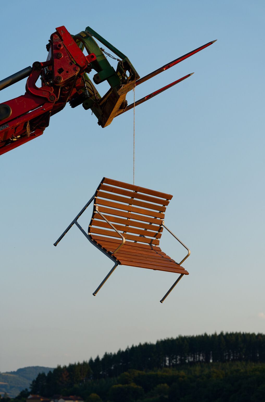 Садовая скамейка из ясеня с подлокотниками и спинкой Hay Траверс ARCH-00083375 - Вид №8