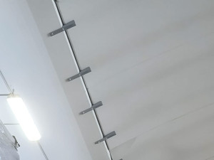 Система крепления кровельных листов и балок с двойным уклоном