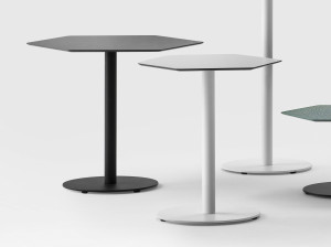 Деревянный шестиугольный стол