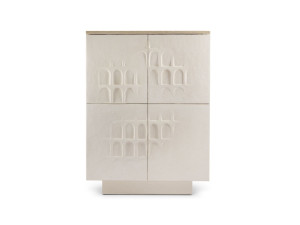 Деревянный шкаф с распашными дверцами