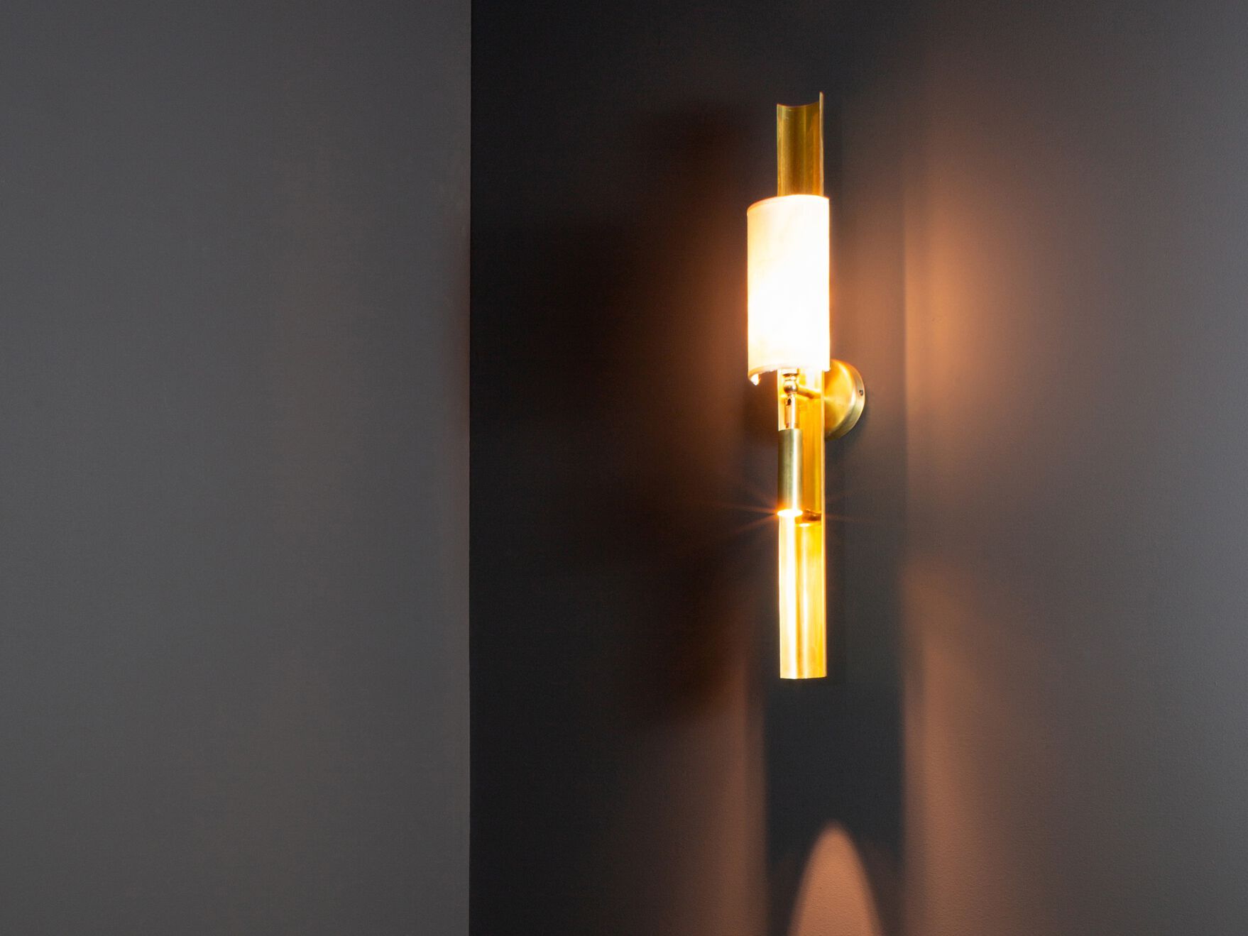 Латунный светодиодный настенный светильник Renzo Serafini VENTOLINA CON SPOT ARCH-00012155