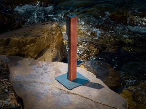 Стальной и деревянный фиксированный боллард с опорной плитой