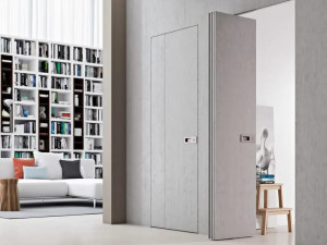 Дверь заподлицо с лакированной стеной