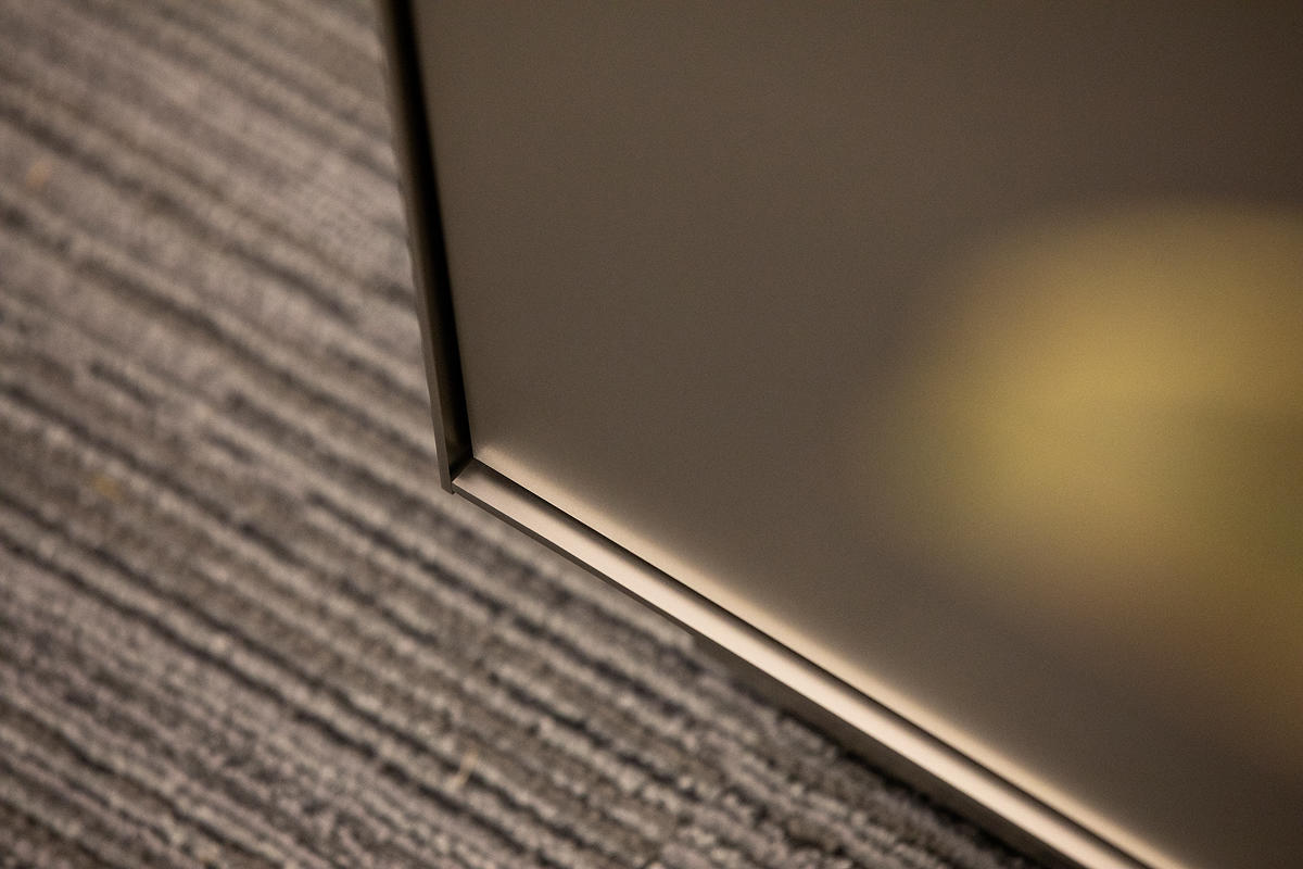 FSRT641 Система обшивки стен Levelr с панелями из стекла vivispectra vektr с индивидуальной прослойкой, показанной в конфигурации Reflective с отделкой pearlex + и открывающими ребрами из нержавеющей стали Forms-surfaces  - Вид №21